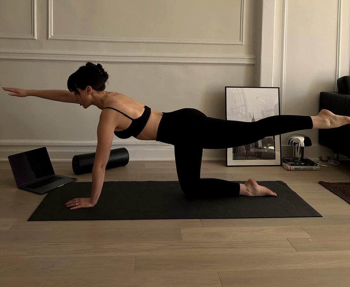 Exercice de gainage sur un tapis dans un salon parisien